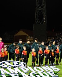 开云App-曼晚谈曼城球迷北极圈之旅：无票球迷爬上树在极光下看比赛