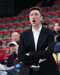 开云中国-易立：队员做了一切能做的，最后很可惜没能赢下来